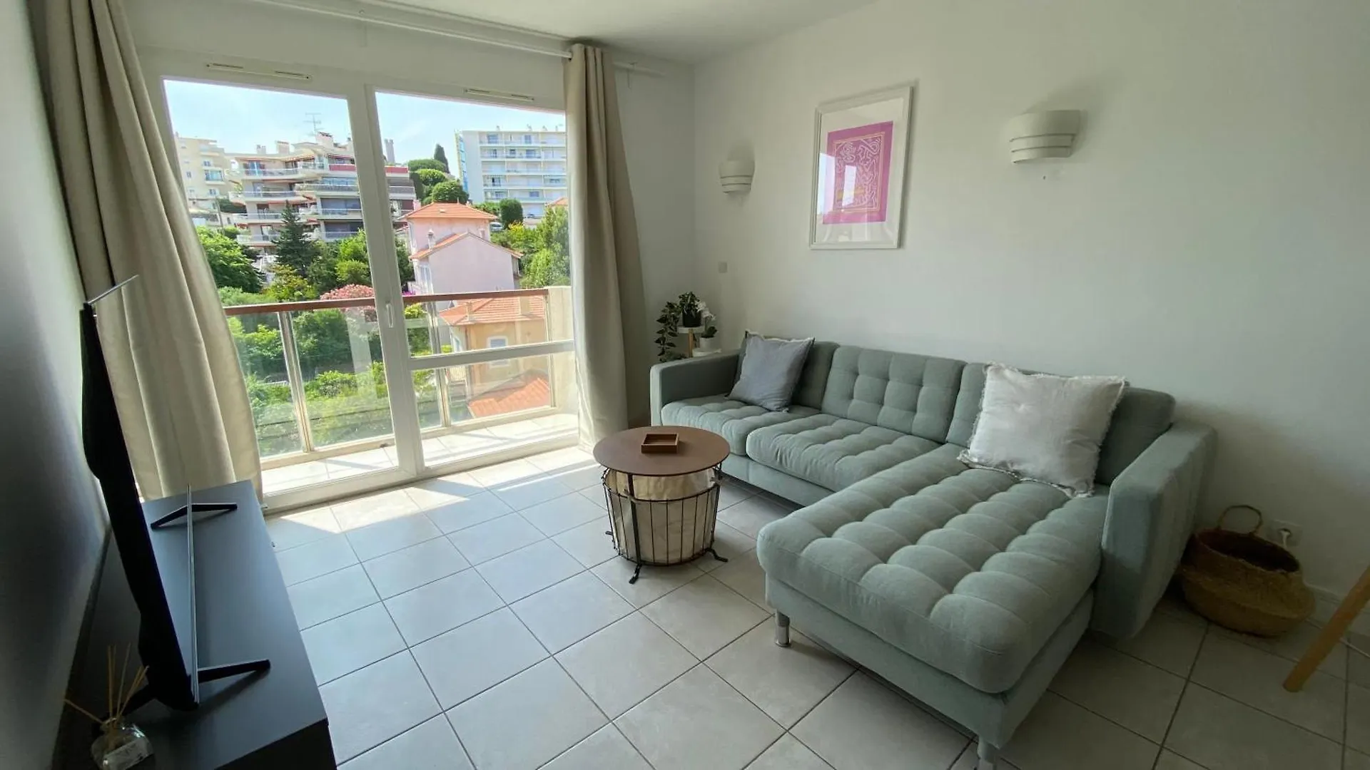 A022 Chic Cannes Flat Balcony Parking
